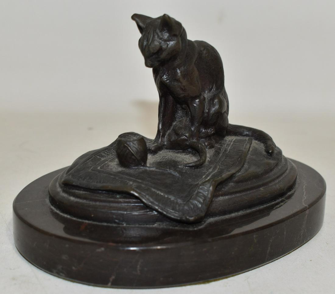 CONTEMPORARY BRONZE CAT ON A RUG, 20TH C.: CONTEMPORARY BRONZE CAT ON A RUG, 20TH C., H. 4", L. 7"
