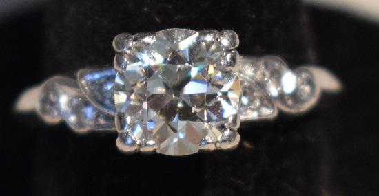 ART DECO PLATINUM/DIAMOND ENGAGEMENT RING, C. 1920/30: ART DECO PLATINUM/DIAMOND ENGAGEMENT RING, C. 1920/30, W. 5.3 GR., CENTER DIAMOND 1.5 CT., D. 7.2 MM, SIZE 6 1/2