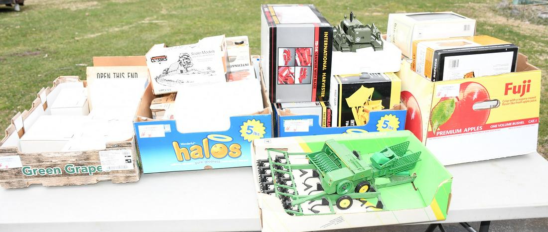 LOT ASSORTED CONTEMPORARY COLLECTOR TRACTORS, 20TH C. (1 of 13)