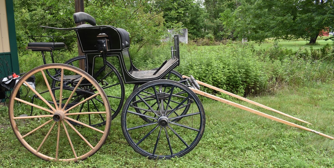 PHATHOM UNDER CUT HORSE CARRIAGE W/EXTERIOR LIGHTS: PHATHOM UNDER CUT HORSE CARRIAGE W/EXTERIOR LIGHTS, 20TH C., H. 68" W. 60" L. 13' 9"