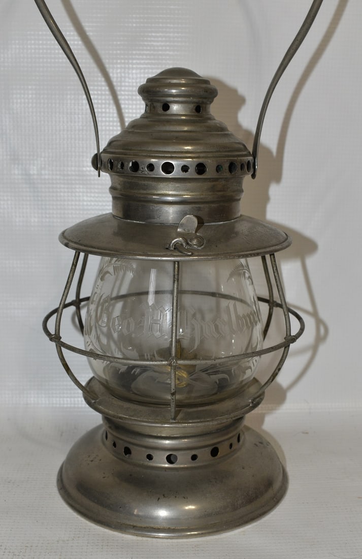 PRESENTATION CONDUCTORS LANTERN W/ETCHED CLEAR GLOBE (1 of 13)