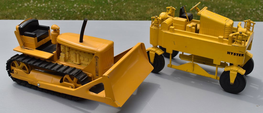 LOT (2) MODEL TOYS/DRUGE HYSTER & DOZER, C. 1960 (1 of 14)