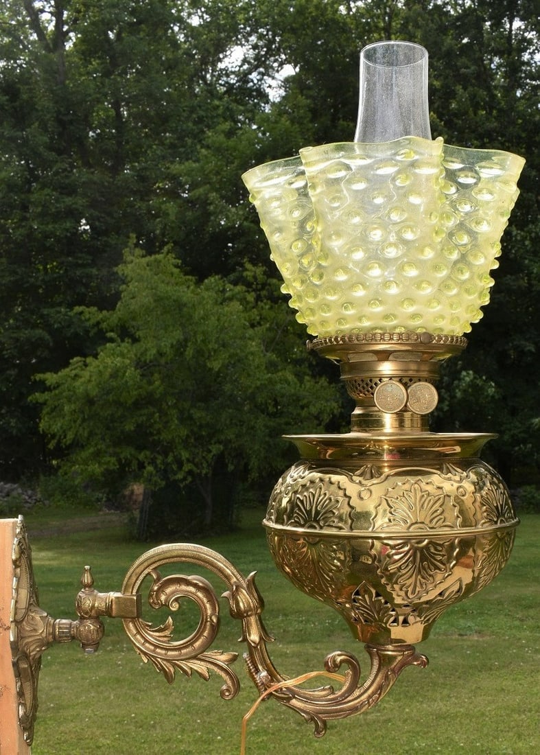 BRADLEY & HUBBARD BRASS WALL LAMP W/VASELINE HOBNAIL (1 of 6)
