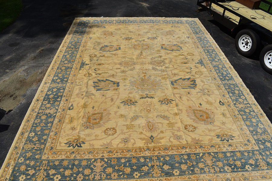 LARGE ORIENTAL CARPET IN OUSHAK PATTERN, 20TH C., 14' X 19' 6" (1 of 9)