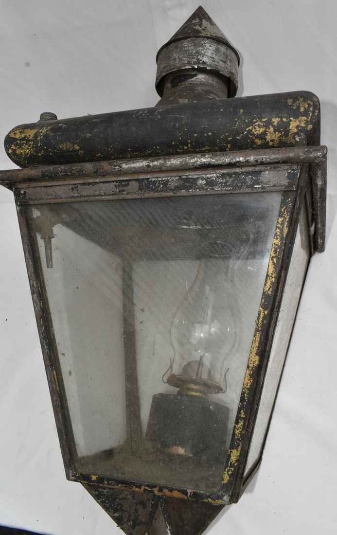 FINE EARLY BRASS/TOLEWARE POST LAMP TOP W/RARE BRASS (1 of 7)