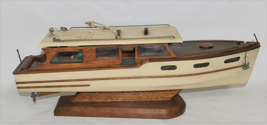CHRIS-CRAFT STYLE MAHOGANY LUXURY BOAT MODEL, C. 1950 (1 of 8)