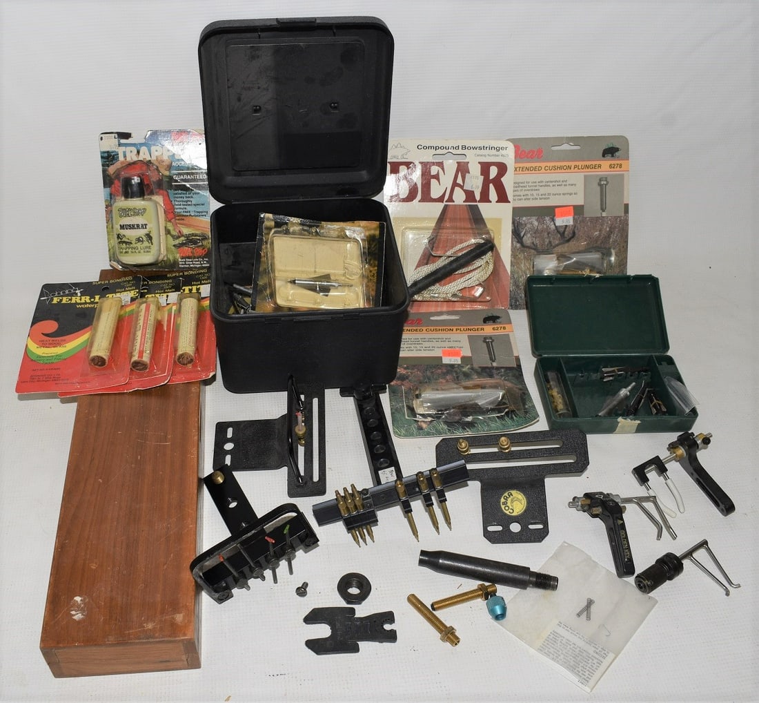 LOT ASSORT. BROAD HEAD ARROW TIPS, BOW SIGHTS, ETC.: LOT ASSORT. BROAD HEAD ARROW TIPS, BOW SIGHTS, ETC.