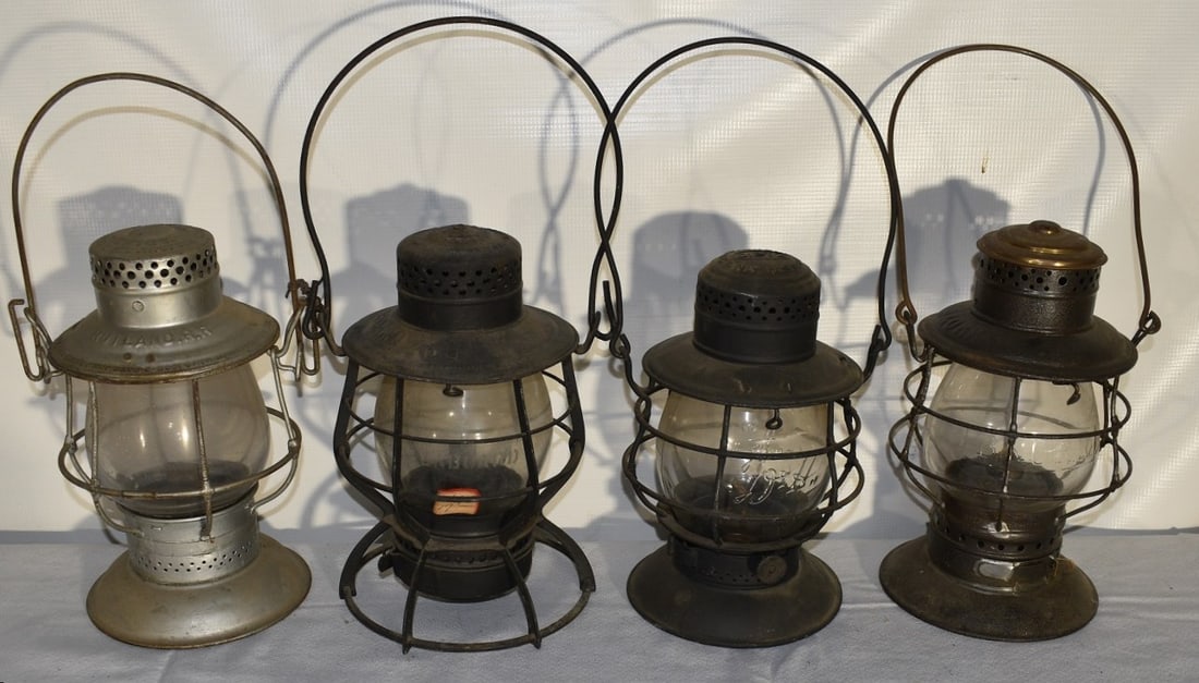 4 RR LANTERNS INCL. D & H, B& O, SEABOARD, RUTLAND RR: LOT (4) EARLY RAILROAD LANTERNS INCL. D & H, B& O, SEABOARD, RUTLAND RR, 19/20TH C.