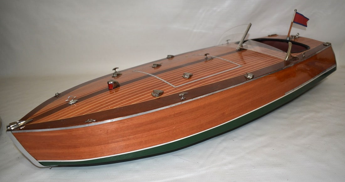 CHRIS CRAFT STYLE MAHOGANY BARREL BACK BOAT MODEL: CHRIS CRAFT STYLE MAHOGANY BARREL BACK/SINGLE COCKPIT SPEED BOAT MODEL, 20TH C., L. 31"