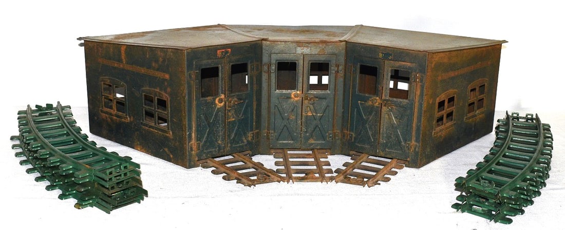 EARLY BUDDY L TIN OUTDOOR RR TOY TRAIN STATION/TRACK: EARLY BUDDY L TIN OUTDOOR RAILROAD TOY TRAIN STATION, C. 1920, H. 8 1/2", W. 36", D. 13", REPO TRACK (12)