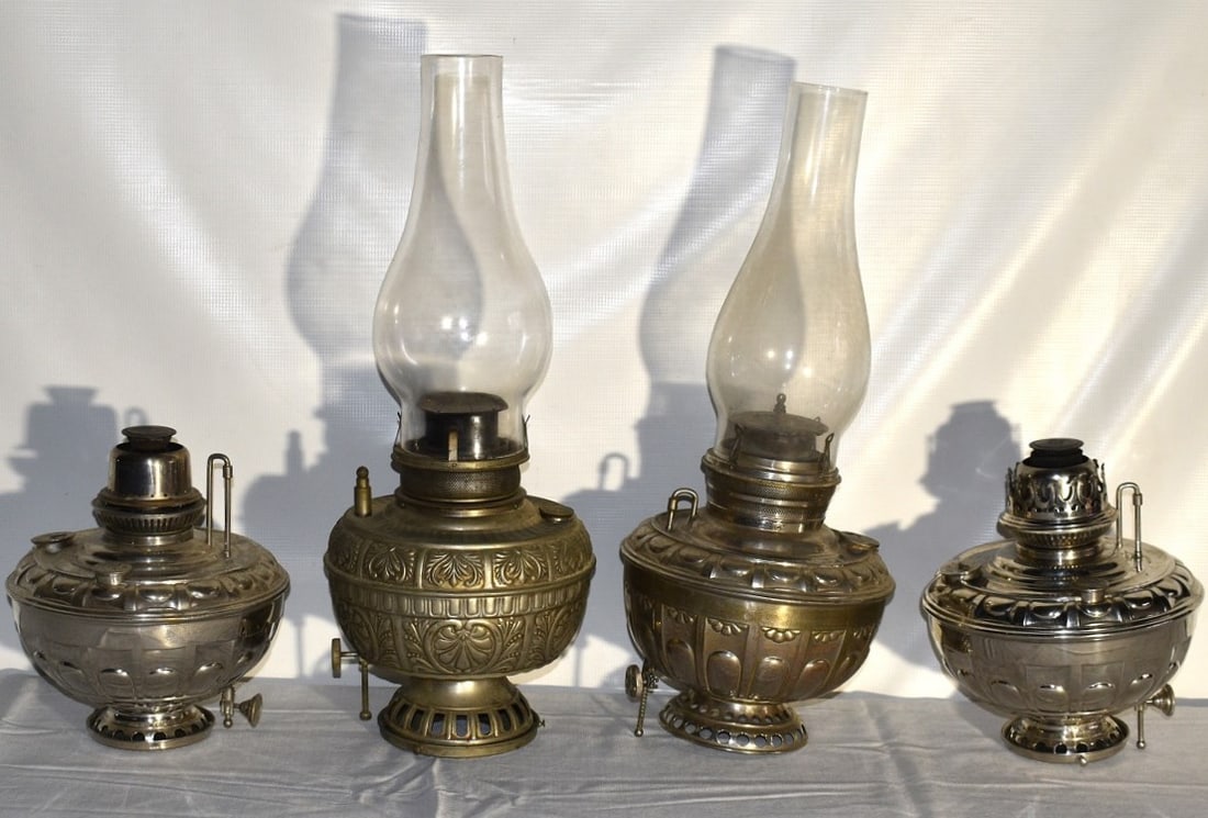 LOT (4) VICTORIAN KEROSENE LAMPS, 19TH C.: LOT (4) VICTORIAN KEROSENE LAMPS, 19TH C., H. TALLEST 14", D. 9"