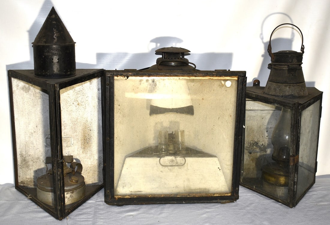 LOT (3) EARLY RAILROAD TRIANGULAR/CORNER TOLEWARE LAMPS: LOT (3) EARLY RAILROAD TRIANGULAR/CORNER TOLEWARE LAMPS, 19TH C.