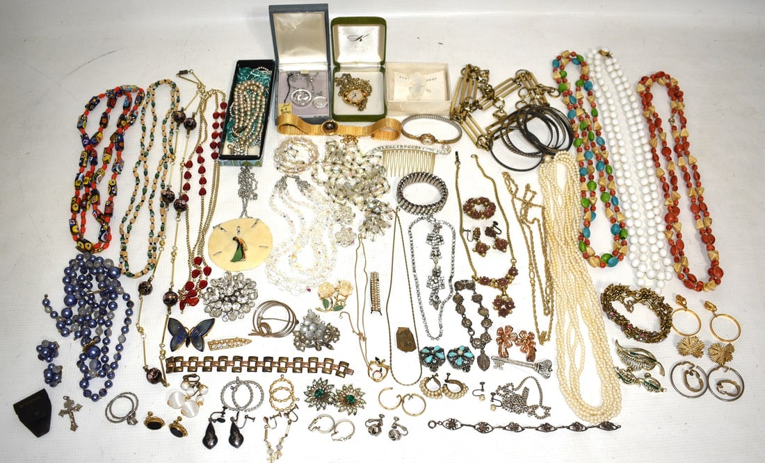 LOT ASST. COSTUME JEWELRY INCL. STERLING, TRIFARI, CORO: LOT ASSORTED COSTUME JEWELRY INCL. STERLING, TRIFARI, CORO, 20TH C.