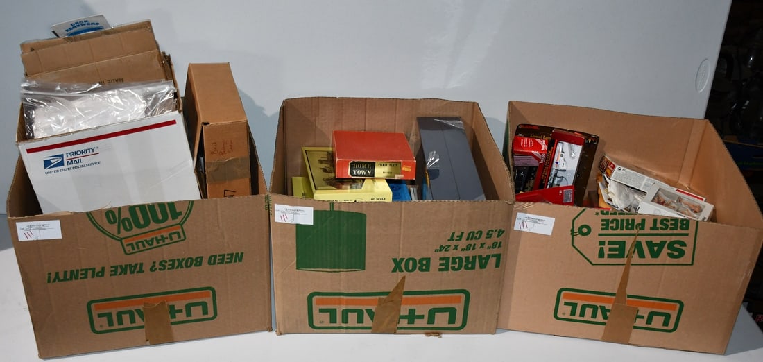 (3) BOXES ASST H.O. TRAIN BUILDINGS & ACCESSORIES KITS: (3) BOXES ASSORTED H.O. TRAIN BUILDINGS & ACCESSORIES KITS, C. 1960/70