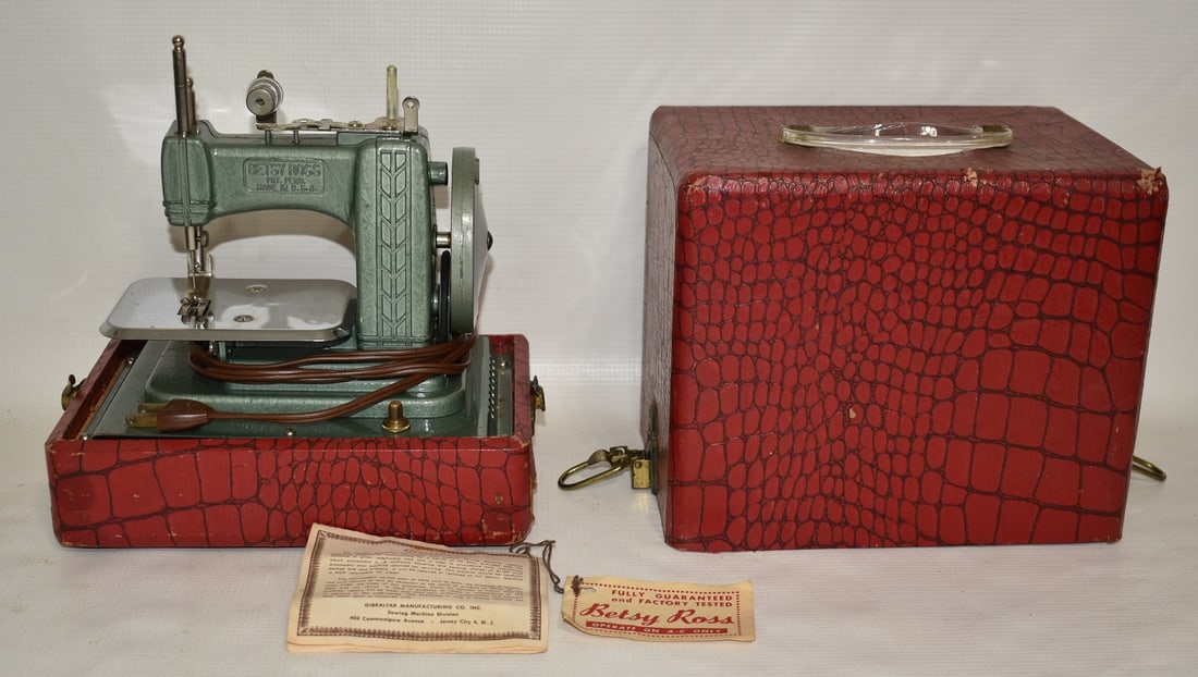BETSY ROSS MODEL 707 CHILDS SEWING MACHINE, C. 1950'S: BETSY ROSS MODEL 707 CHILDS SEWING MACHINE, C. 1950'S