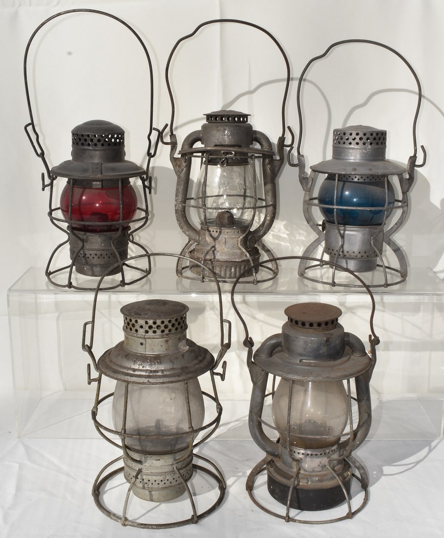5 NY CENTRAL RR LANTERNS INCL. RED/GREEN/CLEAR GLOBES: LOT (5) NEW YORK CENTRAL RAILROAD LANTERNS INCL. RED, GREEN & CLEAR GLOBES