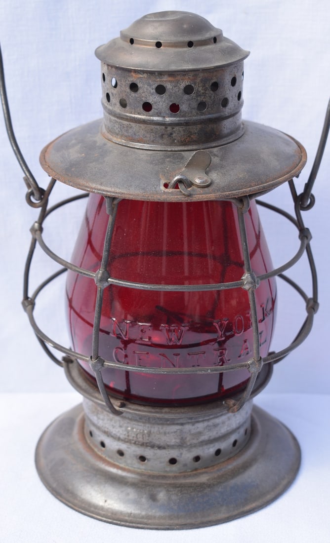 NY CENTRAL RED CAST GLOBE IN UNMARKED LANTERN FRAME: NEW YORK CENTRAL RED CAST GLOBE IN UNMARKED LANTERN FRAME