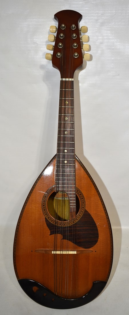 SUZUKI MELLON BACK MANDOLIN MODEL 210, 20TH C.: SUZUKI MELLON BACK MANDOLIN MODEL 210, 20TH C.