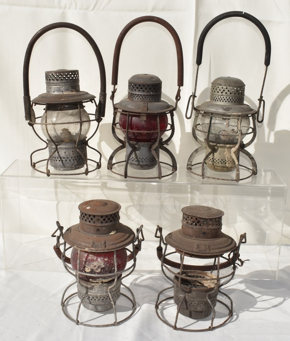 (5) LONG ISLAND RAILROAD LANTERNS W/RED & CLEAR GLOBES: LOT (5) LONG ISLAND RAILROAD LANTERNS W/RED & CLEAR GLOBES, 20TH C.
