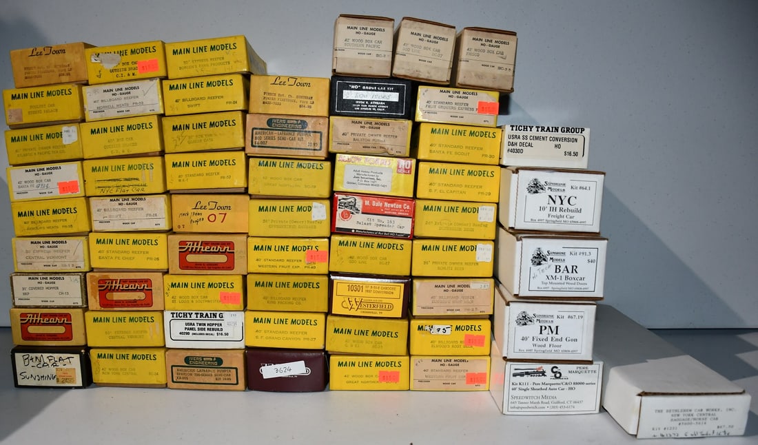 (60) ASSORTED MAIN LINE H.O. TRAIN/CAR KITS, C. 1960/70: LOT (60) ASSORTED MAIN LINE H.O. TRAIN/CAR KITS, C. 1960/70