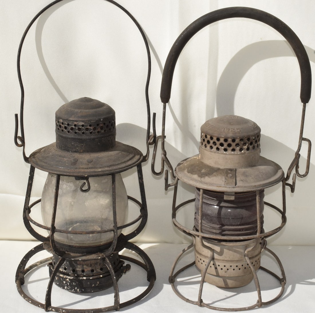 (2) PENNSYLVANIA RAILROAD LANTERNS W/CLEAR & RED GLOBES: LOT (2) PENNSYLVANIA RAILROAD LANTERNS W/CLEAR & RED GLOBES
