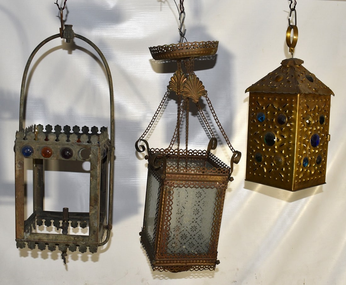 3 VICT. BRASS/JEWELED HALL FIXTURES INCL. GAS, KERO: LOT (3) VICARIAN BRASS/JEWELED HALL FIXTURES INCL. GAS, KERO & CANDLE, 19TH C., LARGEST 22"