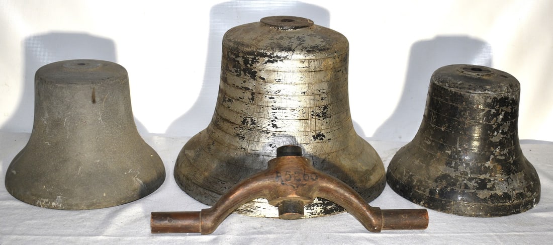 (3) EARLY LOCOMOTIVE/FIRE TRUCK BELL MOLDS, 19/20TH C.: LOT (3) EARLY LOCOMOTIVE/FIRE TRUCK BELL MOLDS, 19/20TH C., LARGEST H. 14" D. 16"