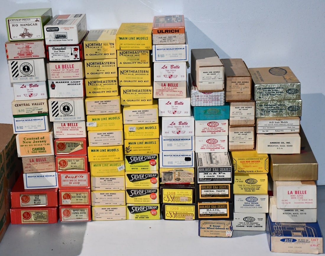 2 BOXES ASST BUILDABLE WOOD/METAL H.O BOXCAR TRAIN KITS: LOT (2) BOXES ASSORTED BUILDABLE WOOD/METAL H.O. BOXCAR TRAIN KITS, C. 1960/80