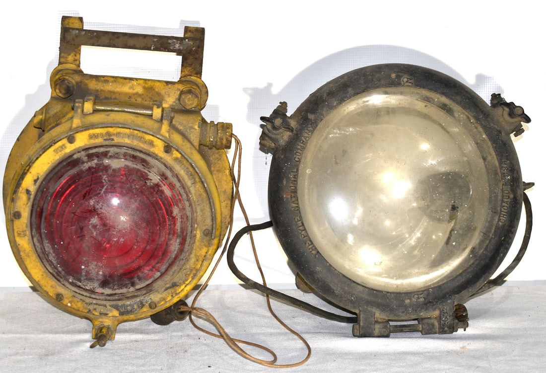 LOT (2) EARLY RAILROAD INCL. CABOOSE BRAKE LAMP: LOT (2) EARLY RAILROAD INCL. CABOOSE BRAKE LAMP, 20TH C., H. 16", W. 11", D. 17"