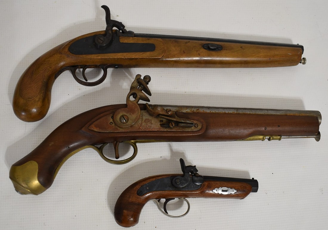 3 CONTEMP. FLINTLOCK/PERCUSSION PISTOLS INCL. DERRINGER: LOT (3) CONTEMPORARY FLINTLOCK/PERCUSSION PISTOLS INCL. DERRINGER MANUFACTURED SPAIN/JAPAN, 20TH C.
