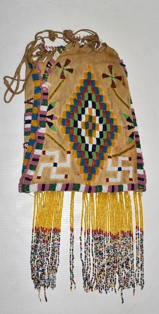 FINE AMERICAN INDIAN BEADED DEERSKIN VALUABLES BAG (1 of 7)
