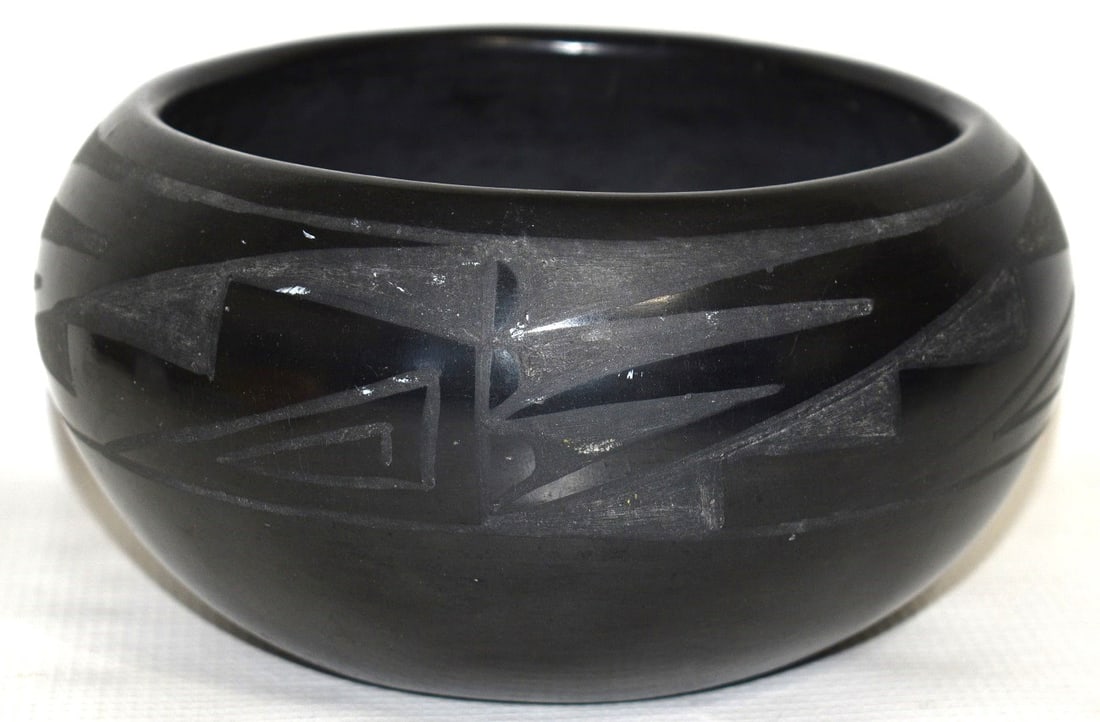 SANTA CLARA BLACK/BLACK VASE, 19/20TH C. (1 of 6)