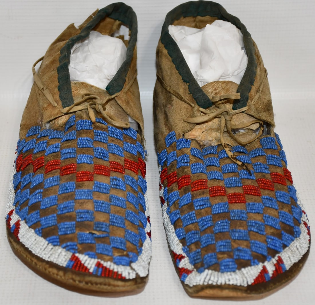 PAIR AMERICAN INDIAN (SIOUX) BEADED DEERSKIN MOCCASINS (1 of 9)