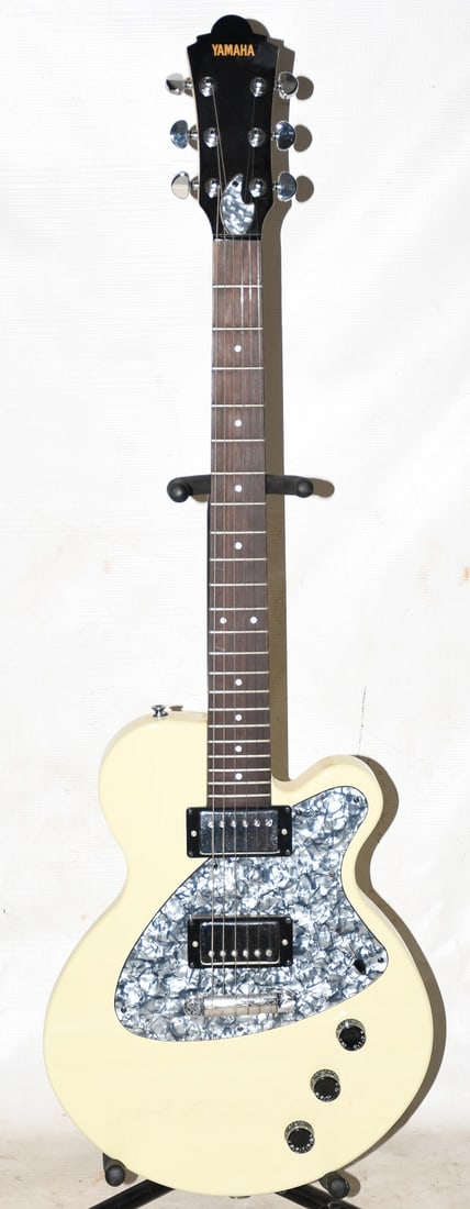 YAMAHA ELECTRIC GUITAR W/SOLID BODY AES500 (1 of 7)