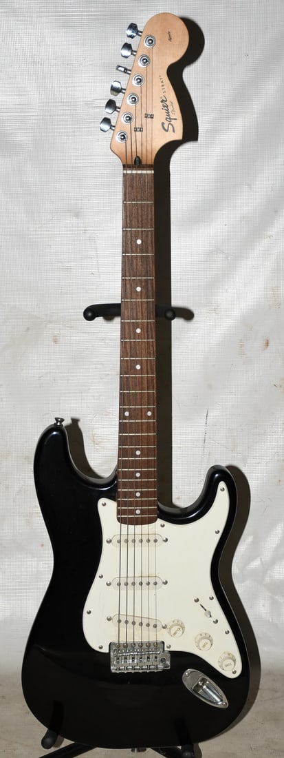 FENDER SQUIRE ELECTRIC SOLID BODY GUITAR, #IC040505446 (1 of 8)