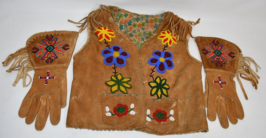 2 AMERICAN INDIAN CHILDS VEST/BEADED DEERSKIN GAUNTLETS (1 of 12)