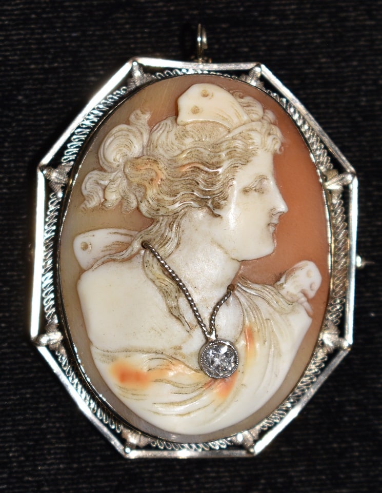 VICT./DECO CAMEO W/DIAM. NECKLACE W/14KT WH. GOLD BEZEL: VICTORIAN/DECO CAMEO W/DIAMOND NECKLACE W/14KT WHITE GOLD BEZEL, 19/20TH C., 1 3/4" X 1 1/2"