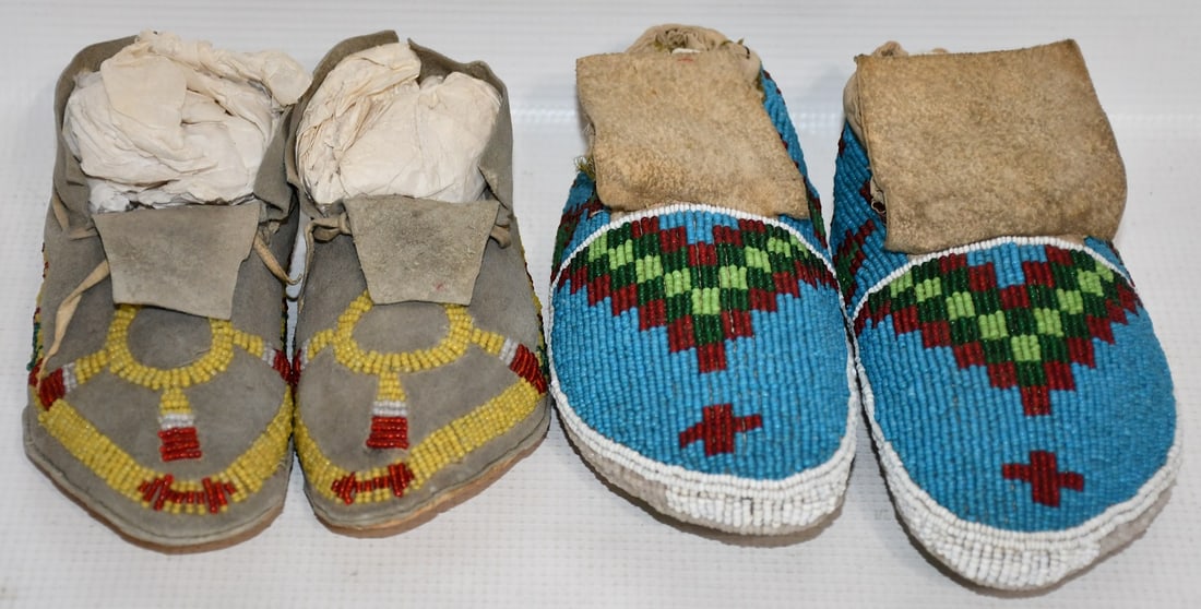 (2) PAIR FINE AMERICAN INDIAN CHILDS BEADED MOCCASINS (1 of 12)