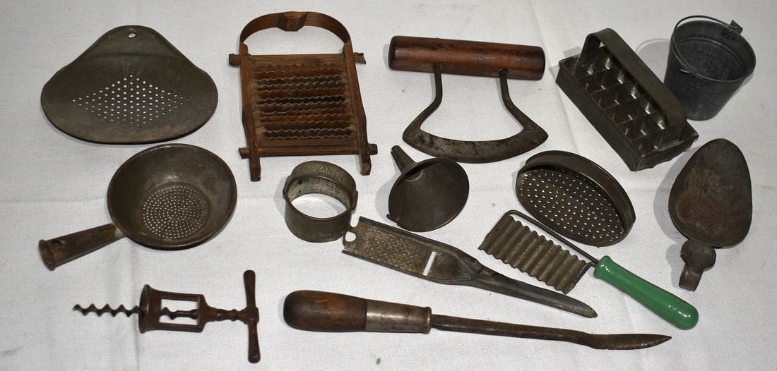 BOX LOT ASSORTED KITCHEN TOLEWARE ITEMS, 19/20TH C. (1 of 6)