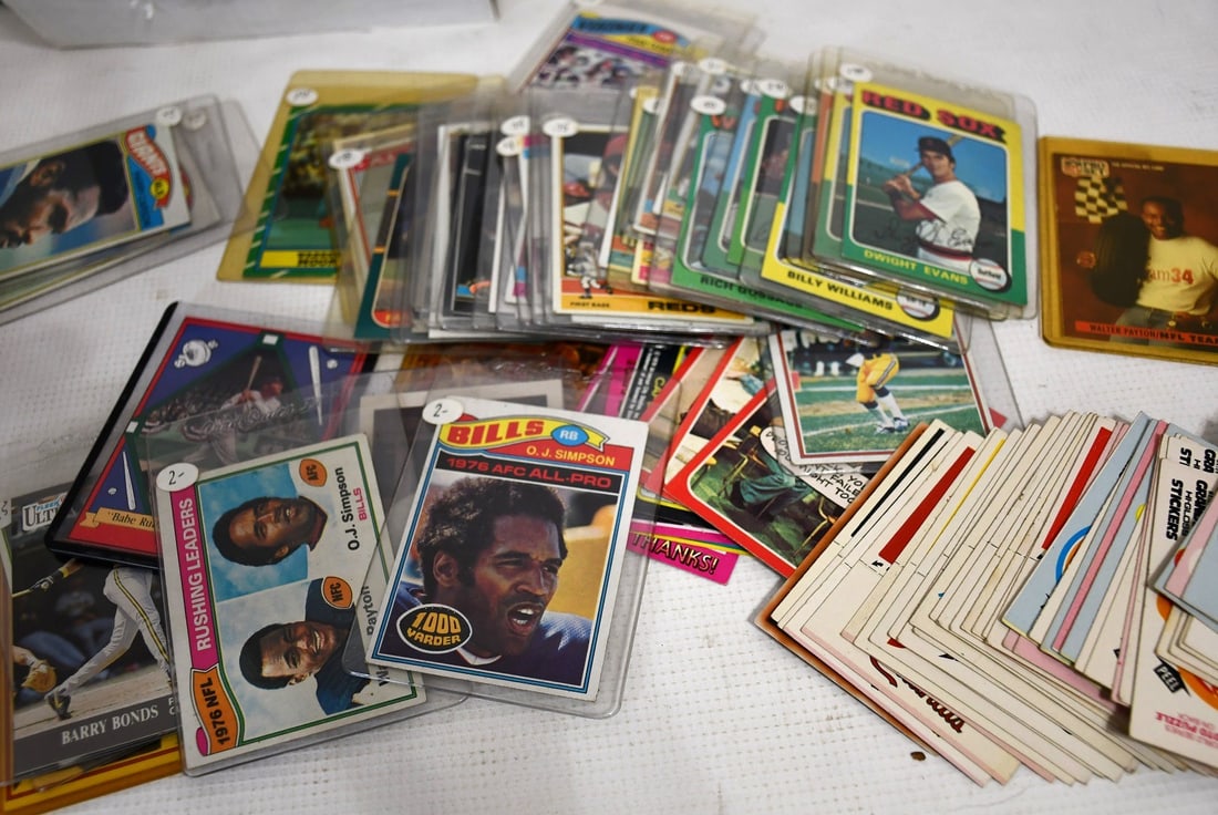 BOX LOT ASSORTED VINTAGE BASEBALL/SPORTS CARDS (1 of 4)