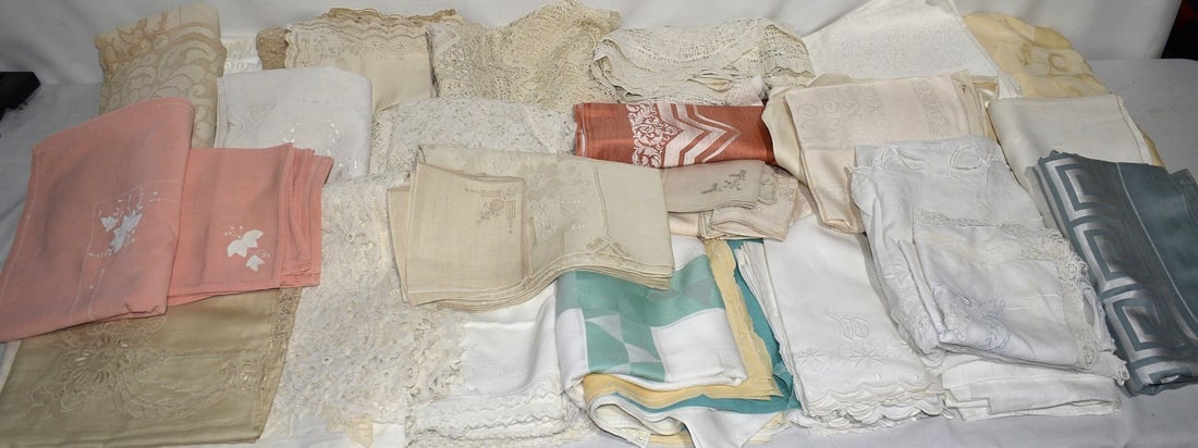LOT ASSORTED LINENS/TEXTILES, 20TH C. (1 of 10)