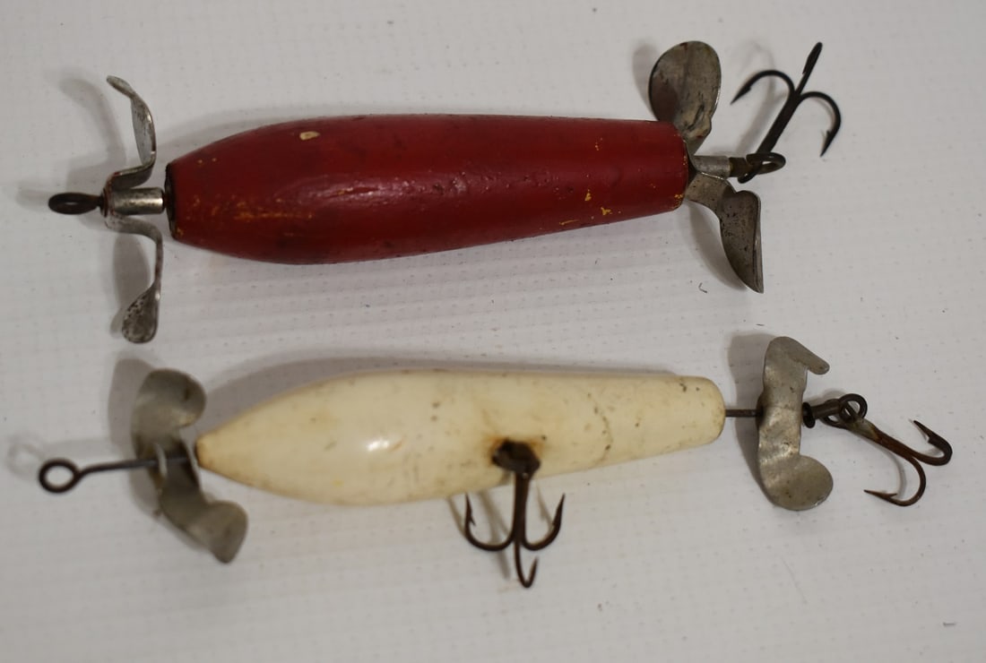 LOT (2) VINTAGE PAINTED WOOD FISHING LURES: LOT (2) VINTAGE PAINTED WOOD FISHING LURES POSSIBLE CONGRESS/DECKER, C. 1900, L. 5"