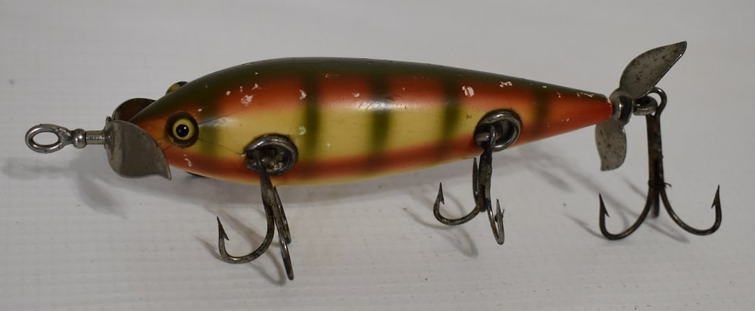 VINTAGE PFLUEGER 5 HOOK MINNOW FISHING LURE: VINTAGE PFLUEGER 5 HOOK MINNOW FISHING LURE (1 HOOK MISSING) C. 1915/20, L. 5"