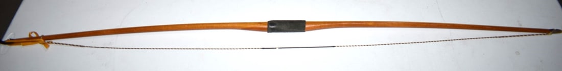 VICTORIAN LONGBOW OSAGE HICKORY BACK, HORN TIPS, L. 70": VICTORIAN LONGBOW OSAGE HICKORY BACK, HORN TIPS, L. 70"