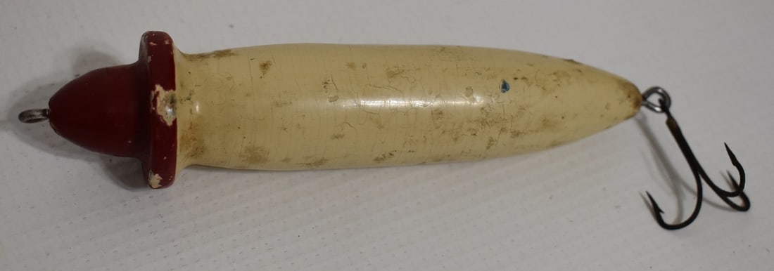 VINTAGE CARVED/PAINTED PECKERHEAD FISHING LURE, C. 1930: VINTAGE CARVED/PAINTED PECKERHEAD FISHING LURE, C. 1930, L. 5"