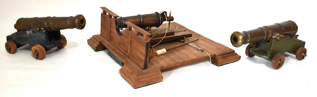 3 ENGLISH CARRONADE MODELS/2 CAST BRASS BARREL NAVAL: LOT (3) INCL. ENGLISH CARRONADE MODELS, 2 CAST BRASS BARREL NAVAL GUNS