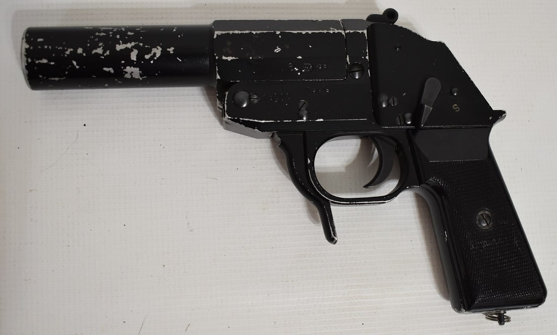 GERMAN MODEL 1001 FLARE GUN, C. 1940/50, SER. #18202: GERMAN MODEL 1001 FLARE GUN, C. 1940/50, SER. #18202, L. 11"