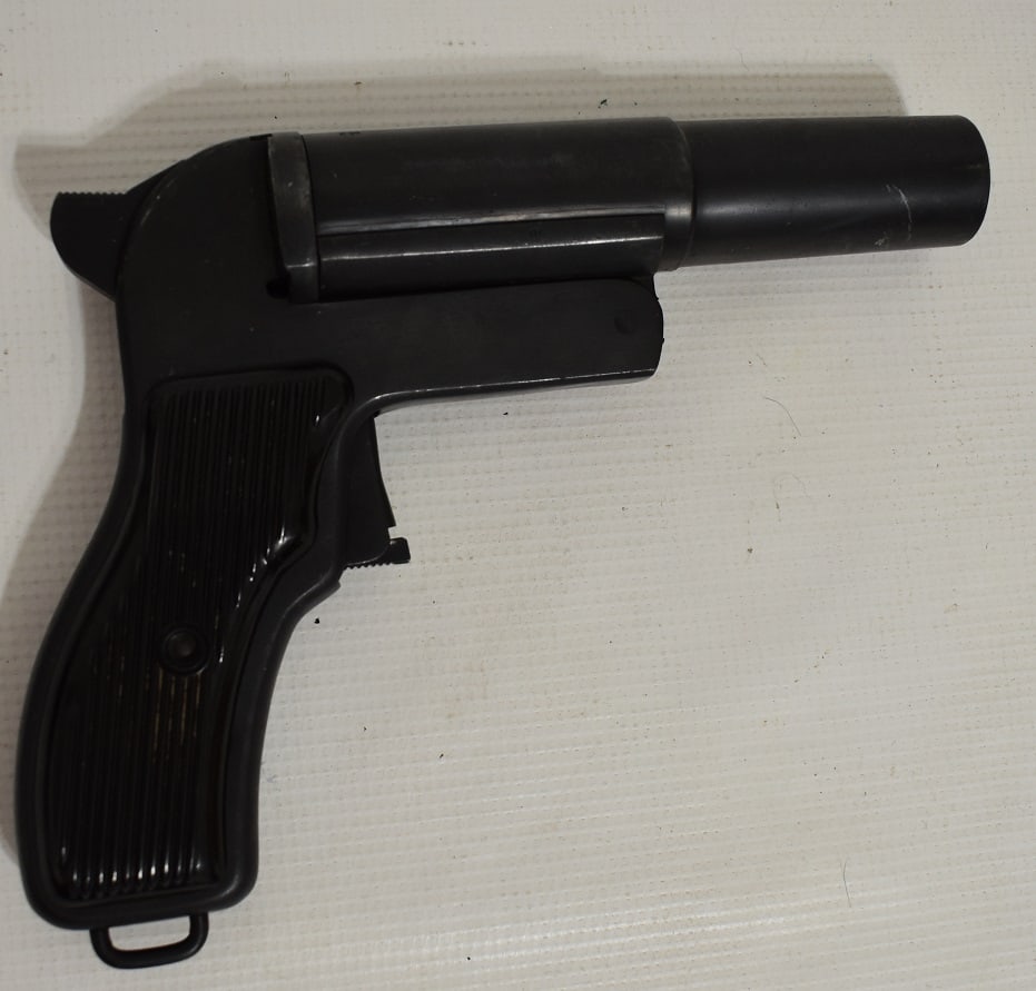 VINTAGE FLARE GUN (UNKNOWN MAKER) #11 1952: VINTAGE FLARE GUN (UNKNOWN MAKER) #11 1952, SER. #APO3656-5, L. 9"