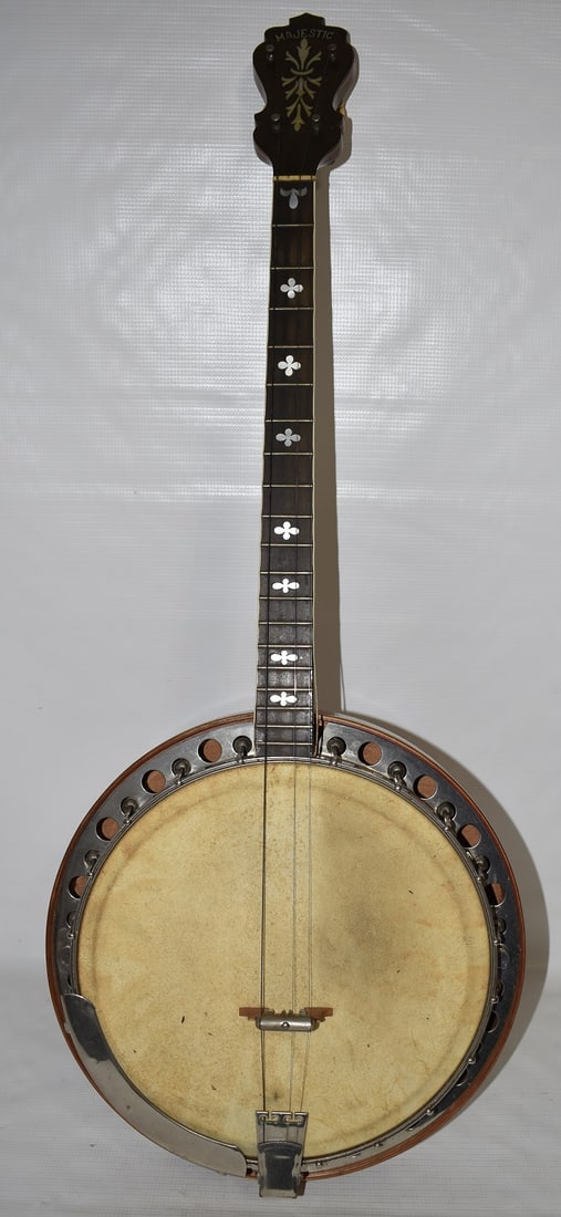 MAJESTIC TENOR BANJO, C. 1940: MAJESTIC TENOR BANJO, C. 1940