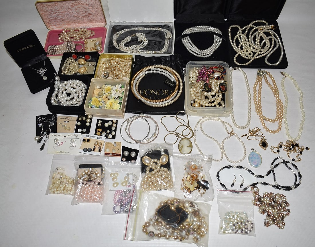 LARGE LOT ASSORTED COSTUME JEWELRY INCL. PEARLS (1 of 13)